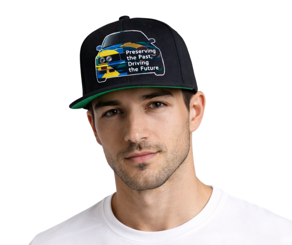 Man wearing a black cap with BMW classic car graphic design, E30 kepure su snapeliu, BMW vasarine kepure, kepure su klasikiniu BMW
