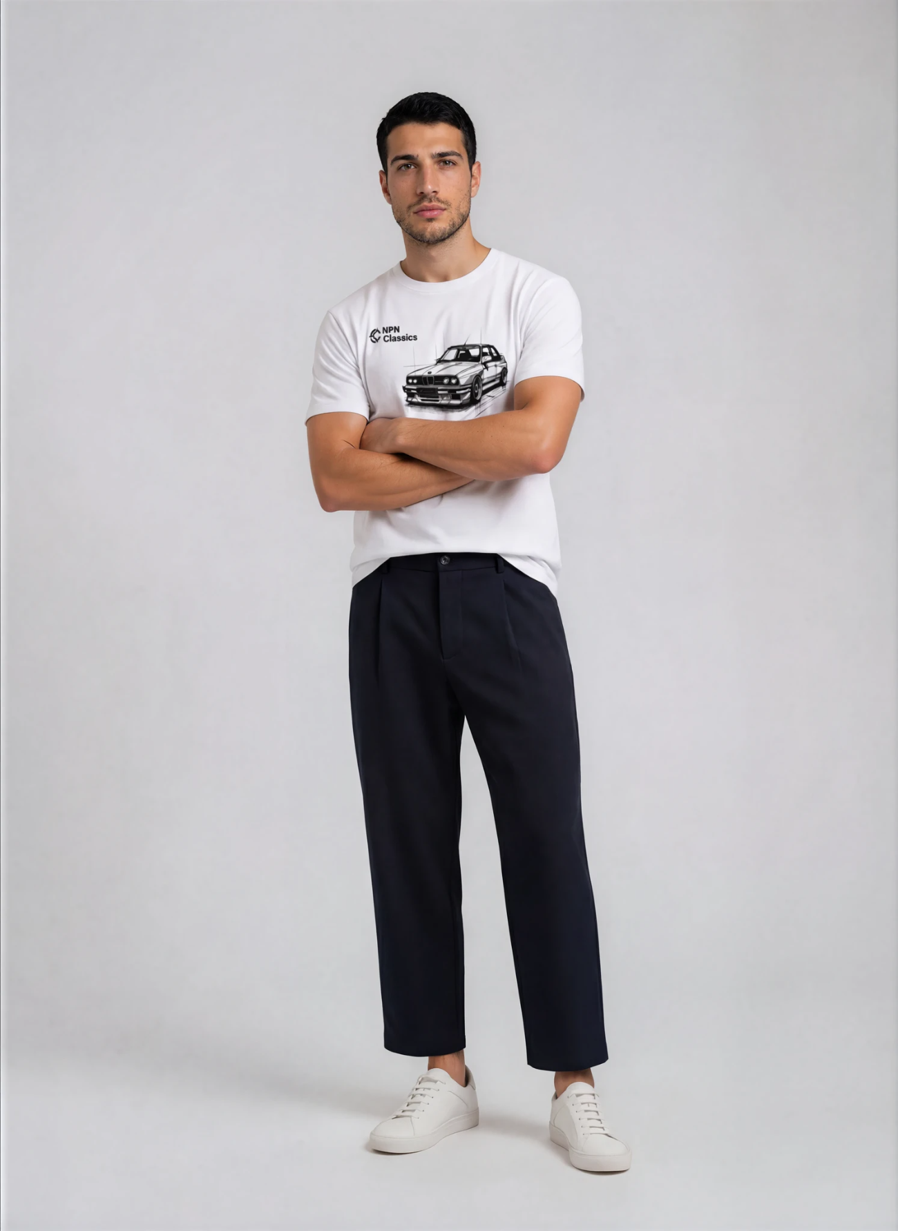 Man wearing a white t-shirt with graphic of BMW E30 classic car, marskineliai su BMW
