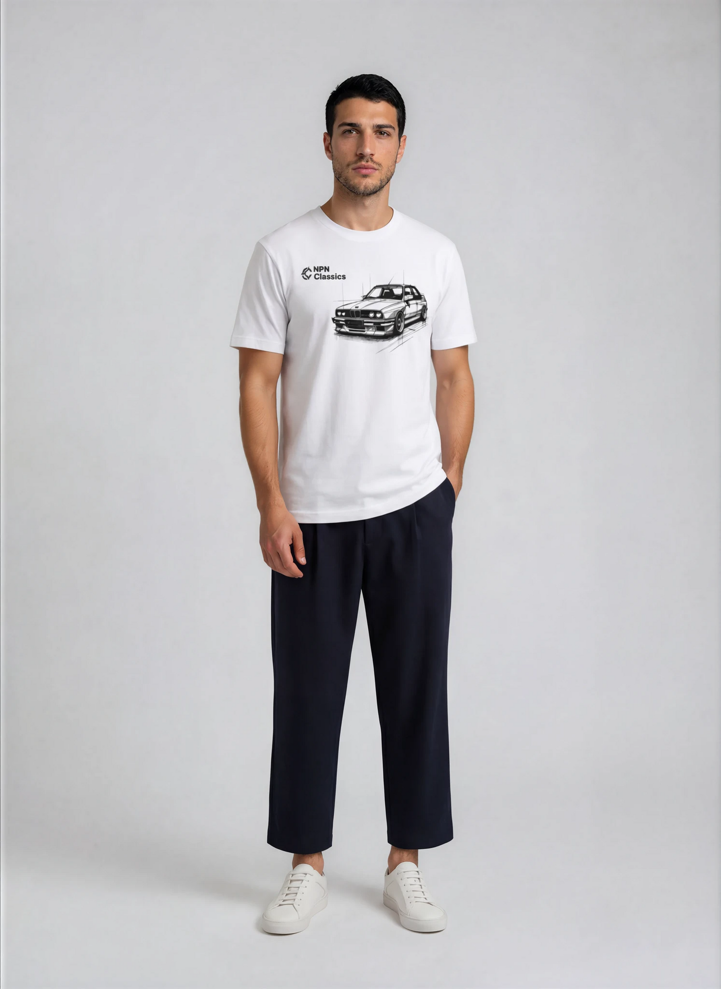 Man wearing a white t-shirt with E30 graphic design, minimalistiniai marskineliai su BMW E30 