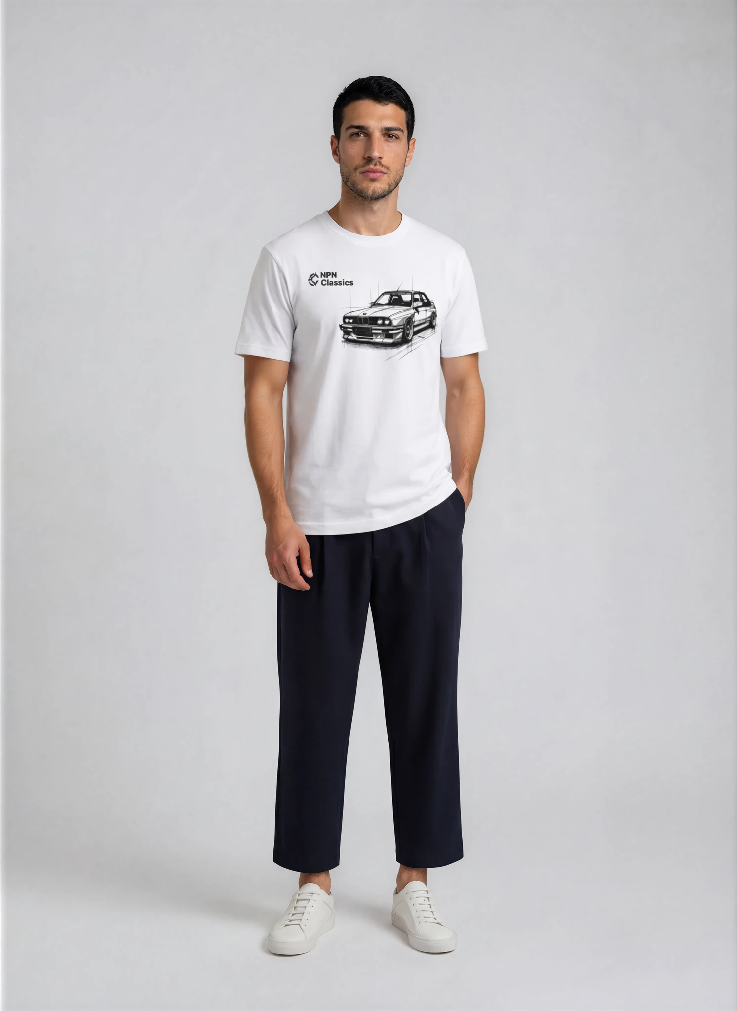 Man wearing a white t-shirt with E30 graphic design, minimalistiniai marskineliai su BMW E30 