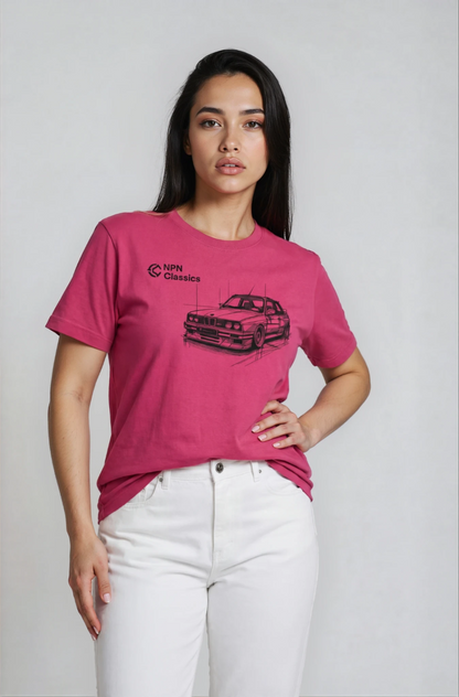 Woman wearing a pink t-shirt with a classic BMW E30 car graphic design, E30 moteriski laisvalaikio marskineliai