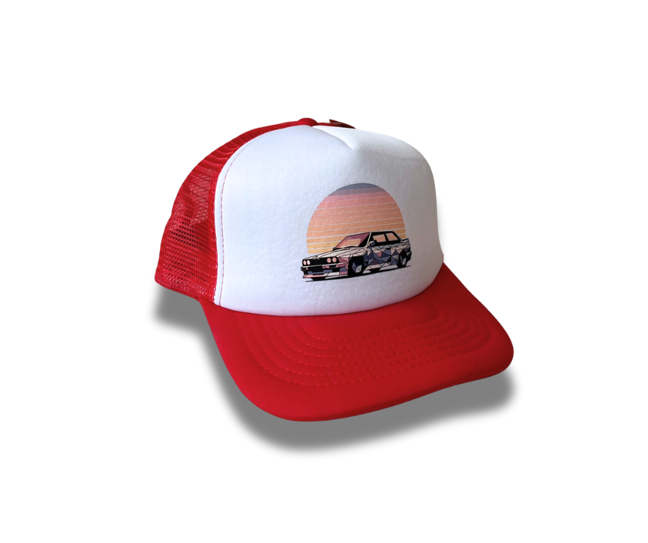 Red and white cap with a sunset and BMW E30 car graphic, E30 kepure su snapeliu, kepure su tinkleliu 